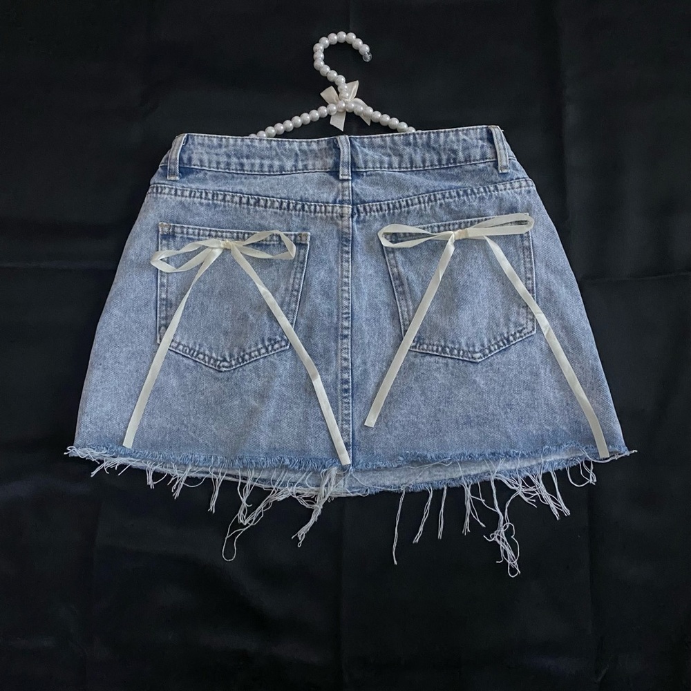 Cute Mini Skit with Bow Pocket Design 

Size: 6
Condition: New